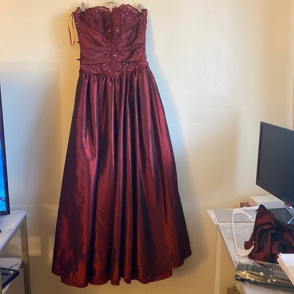 Wine red strapless sweetheart neckline ball gown prom dress with beaded bodice - Picture 2 of 9